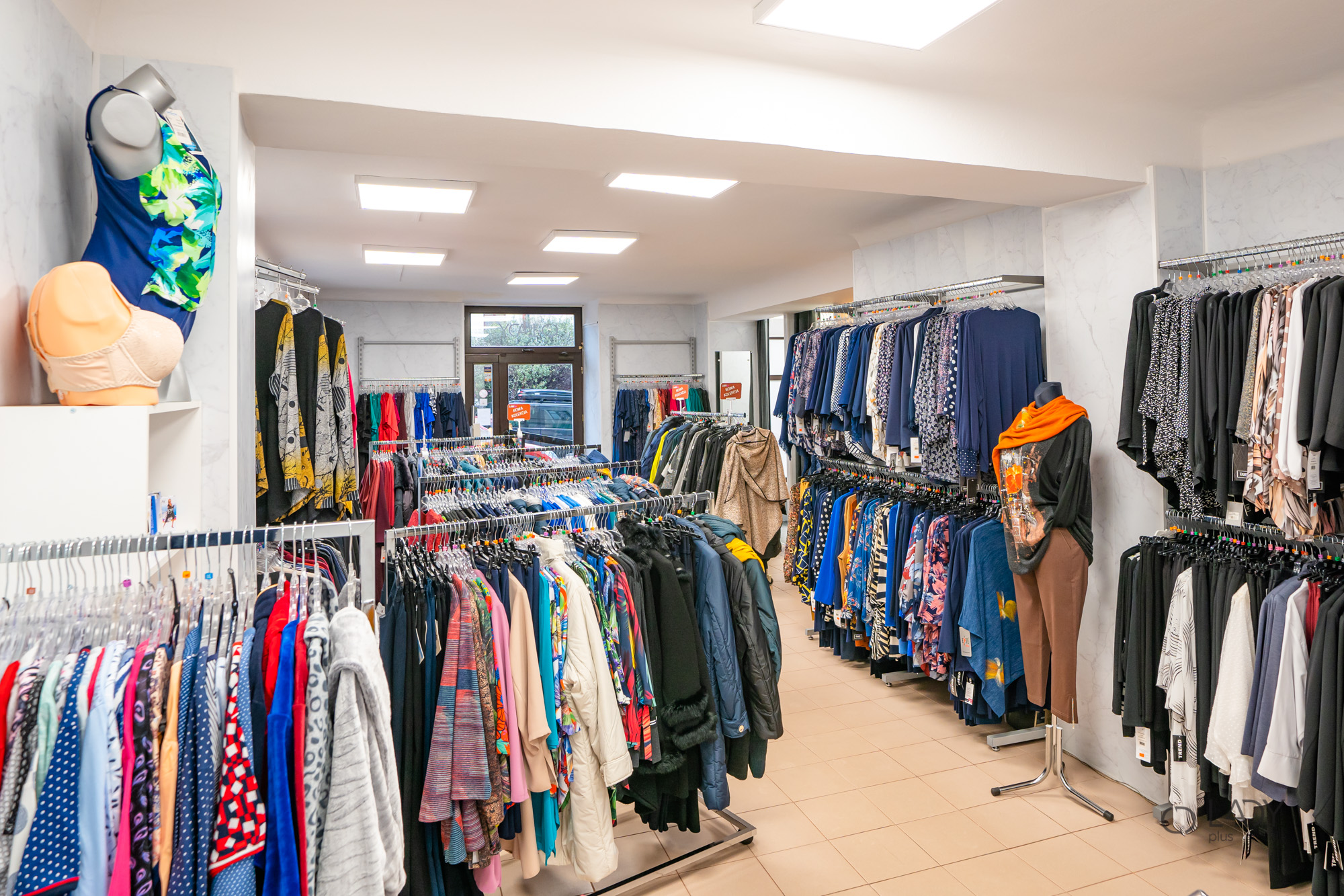 متجر بوتيك للملابس النسائية بالمقاسات الكبيرة وملابس الحمل