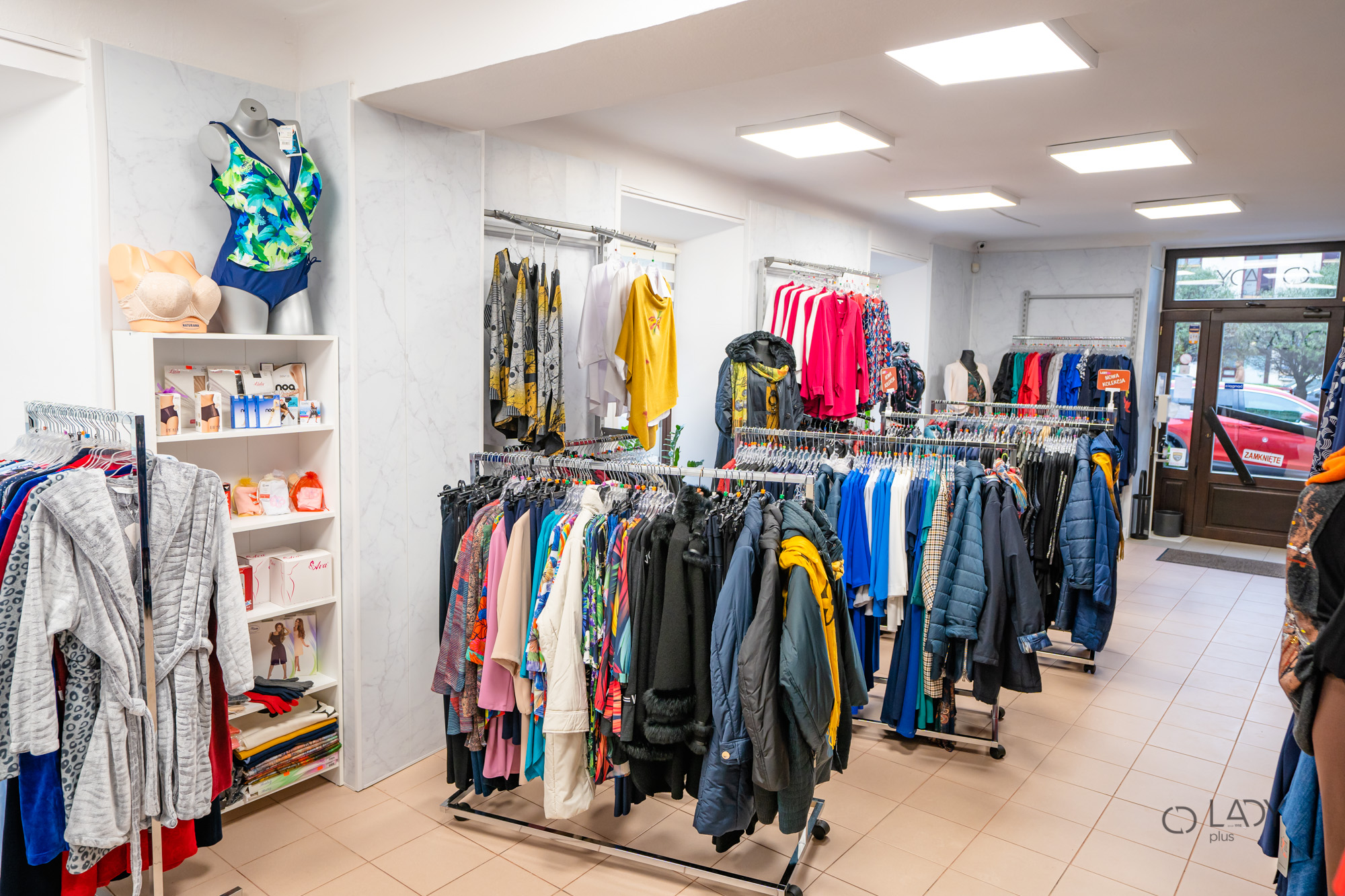 متجر بوتيك للملابس النسائية بالمقاسات الكبيرة وملابس الحمل