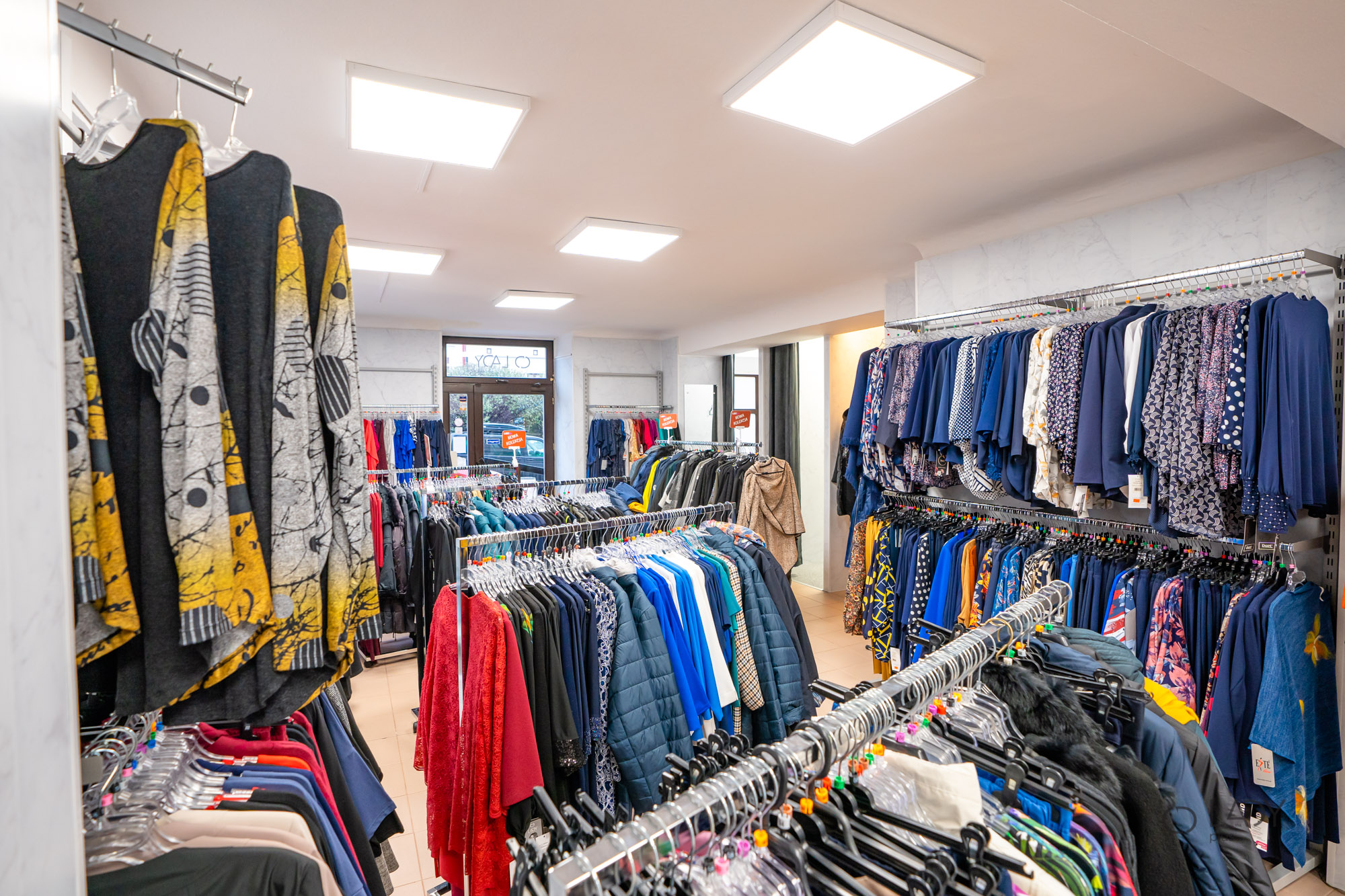 متجر بوتيك للملابس النسائية بالمقاسات الكبيرة وملابس الحمل