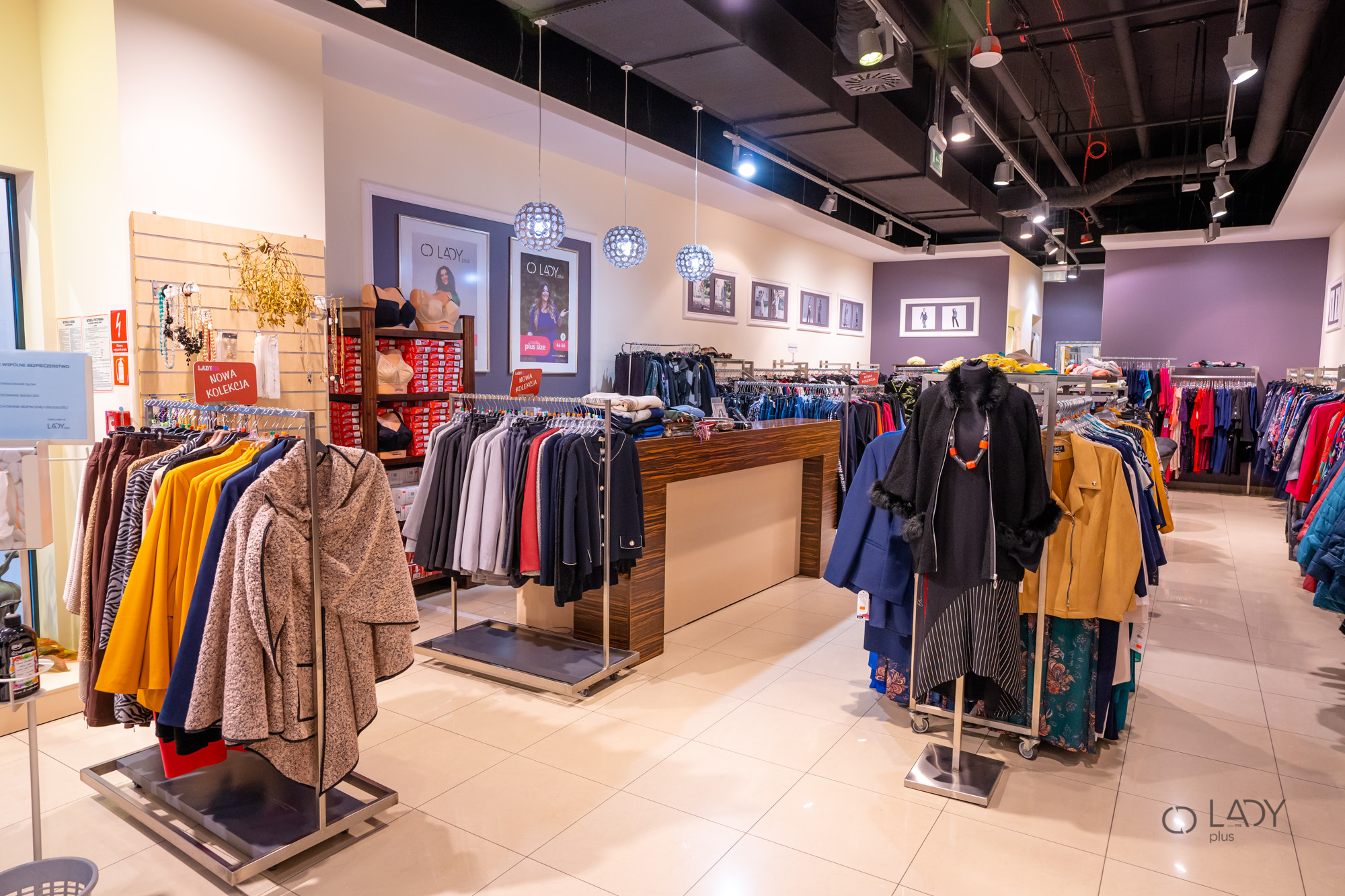 متجر بوتيك للملابس النسائية بالمقاسات الكبيرة وملابس الحمل