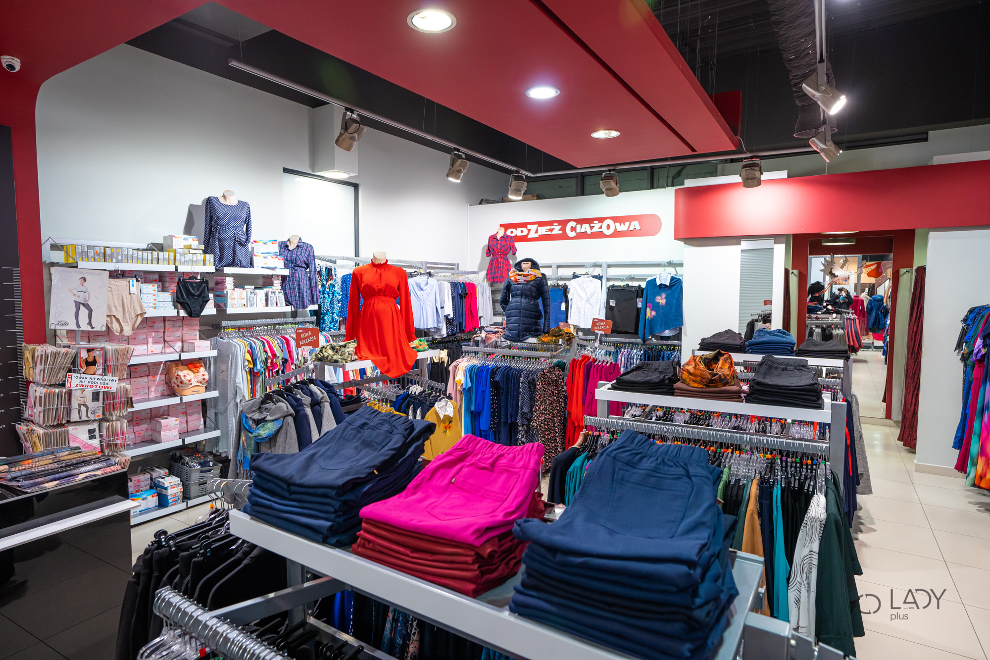 متجر بوتيك للملابس النسائية بالمقاسات الكبيرة وملابس الحمل