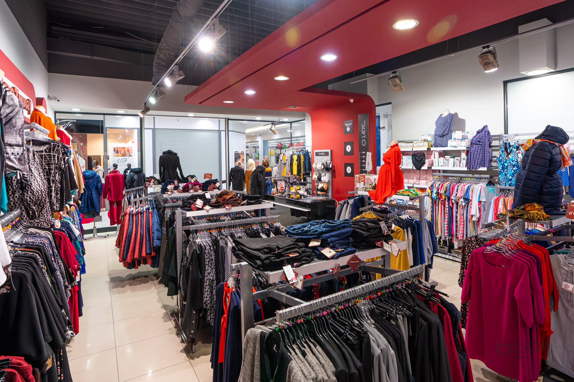 متجر بوتيك للملابس النسائية بالمقاسات الكبيرة وملابس الحمل